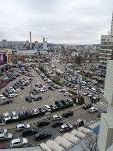 Așa arată parcarea de la Iulius Mall și traficul de pe bulevardul Tudor Vladimirescu, fotografia fiind realizată din T 17. Sursa foto: pagina de Facebook Radar Iași