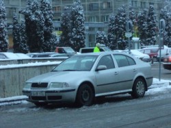 Masina lui Romeo Olteanu parcata neregulamentar - trecuta cu vederea de politist
