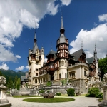 Peste 300.000 de turişti vizitează anual castelul Peleş din Sinaia. În schimb, Palatul Culturii din Iaşi nu a mai înregistrat de ani buni niciun vizitator, fiind închis, chipurile, pentru restaurare