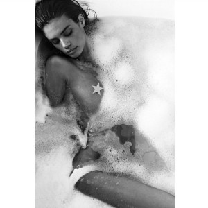 Irgendwie sehen wir nie so sexy aus, wenn wir in der Badewanne sitzen. Wo hat denn das "Victoria's Secret"- Model Sara Sampaio die Maske und die Gurkenscheiben gelassen? Naja, kommt wohl auch etwas besser, wenn man sich fuer die Vogue Spain abllichten laes